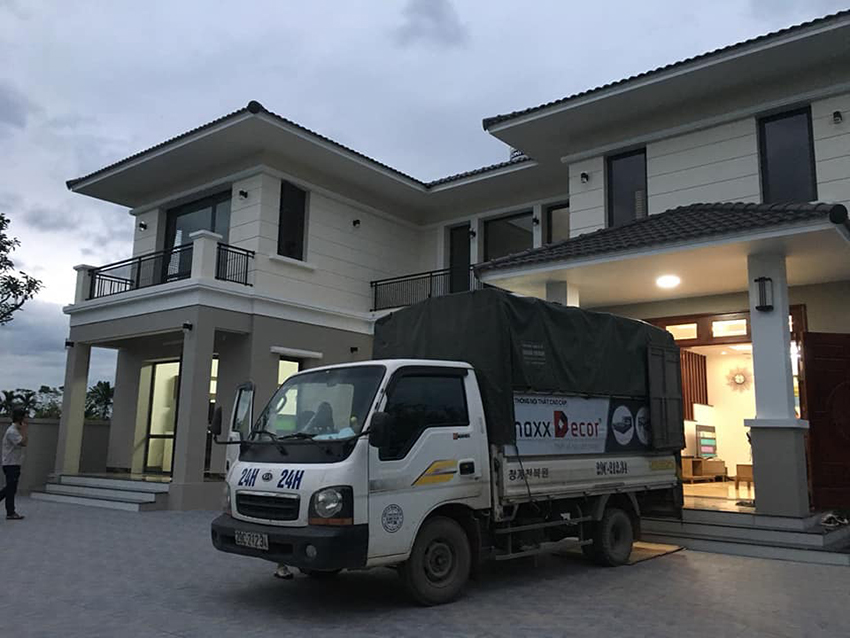 Nhân viên giao hàng maxxDecor